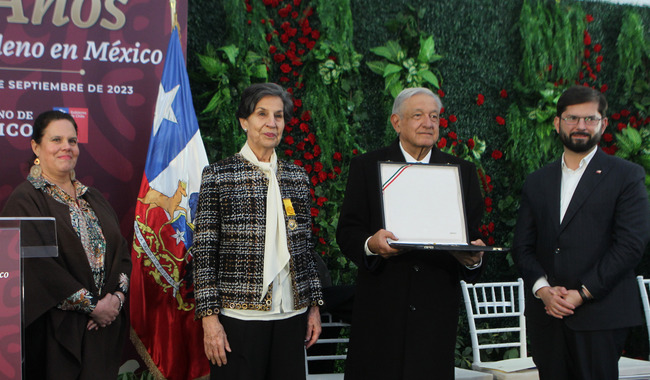 Condecora AMLO con la Orden del Águila a hija de Salvador Allende