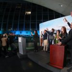 Iluminan el Senado de azul turquesa con motivo del Día Internacional de las Lenguas de Señas 