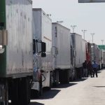 Pide Ricardo Monreal solidaridad con transportistas que pierden millones de dólares varados en la frontera norte