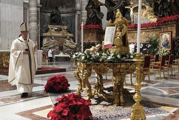 El papa Francisco celebra la Misa del Gallo con el “corazón” en Belén, donde rugen las armas
