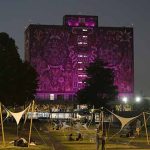 Por el 8M, iluminan de morado espacios emblemáticos de la UNAM