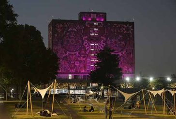 Por el 8M, iluminan de morado espacios emblemáticos de la UNAM