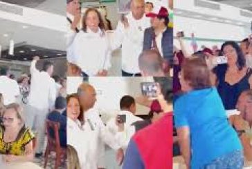 Abuchean a Rocío Nahle en Café La Parroquia en Veracruz previo a su arranque de campaña