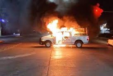 Normalista de Ayotzinapa queman camionetas de la Guardia Nacional en Tixtla, Guerrero