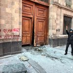 Normalistas de Ayotzinapa rompen puerta de Palacio Nacional en plena Mañanera de AMLO