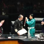 Recibe almirante Rafael Ojeda, secretario de Marina, Medalla de Honor Armada de México