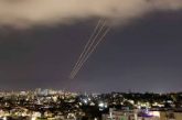 Israel lanzó un ataque dentro de Irán, dice funcionario estadounidense, al tiempo que se reportan explosiones cerca de una base militar