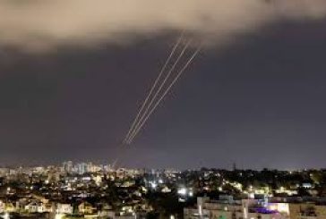 Israel lanzó un ataque dentro de Irán, dice funcionario estadounidense, al tiempo que se reportan explosiones cerca de una base militar