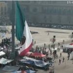 Tarde y una más chica… pero sí izan bandera monumental en el Zócalo