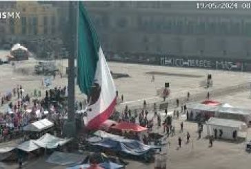 Tarde y una más chica… pero sí izan bandera monumental en el Zócalo