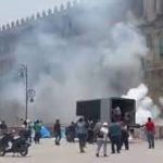 Lanzan normalistas de Ayotzinapa cohetones a Palacio Nacional; 26 policías de SSC lesionados