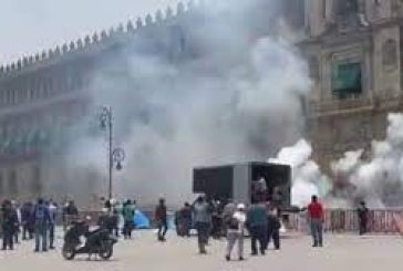 Lanzan normalistas de Ayotzinapa cohetones a Palacio Nacional; 26 policías de SSC lesionados