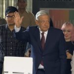 Vota AMLO en casilla contigua a Palacio Nacional