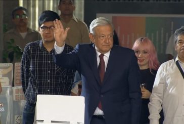 Vota AMLO en casilla contigua a Palacio Nacional