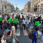 COMERCIANTES BLOQUEAN EJE CENTRAL, JUÁREZ, IZAZAGA, BALDERAS PORQUE LES QUIEREN CONDICIONAR EL LUGAR POR EL VOTO