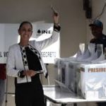 Vota Sheinbaum por Ifigenia Martínez para la Presidencia