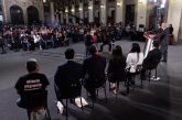 Aduladores y aplaudidores sostienen encuentro con AMLO