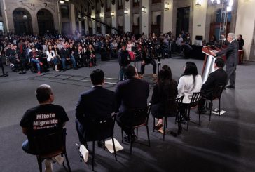 Aduladores y aplaudidores sostienen encuentro con AMLO