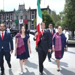 JUAN MACCISE TRASLADA BANDERA PARA TRADICIONAL GRITO DE INDEPENDENCIA