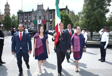 JUAN MACCISE TRASLADA BANDERA PARA TRADICIONAL GRITO DE INDEPENDENCIA