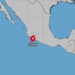 Tormenta Tropical John toca tierra en Aquila, Michoacán