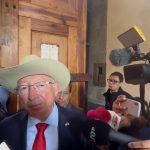 Ken Salazar regresa a Palacio Nacional, pero sin opinar de la Reforma Judicial