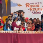 Clara Brugada parte y reparte rosca de reyes de más de 400 metros en el Zócalo de la CDMX