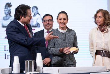 Sheinbaum parte su primer rosca de reyes en Palacio Nacional