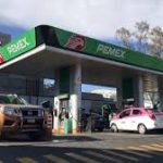 Gobierno y gasolineros acuerdan fijar en máximo 24 pesos litro de gasolina en el país