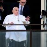 El papa Francisco hace su primera aparición pública y recibe el alta del hospital