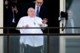 El papa Francisco hace su primera aparición pública y recibe el alta del hospital