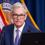 Fed advierte tensión entre metas de inflación y empleo por guerra de aranceles