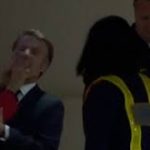 Captan a Macron siendo “abofeteado” por su esposa: cuál es el motivo
