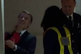 Captan a Macron siendo “abofeteado” por su esposa: cuál es el motivo