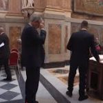 Cónclave: comienza la espera del humo blanco que anunciará la elección del nuevo papa ; empleados firman juramento de «silencio»