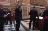 Cónclave: comienza la espera del humo blanco que anunciará la elección del nuevo papa ; empleados firman juramento de 