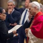 Rosa Icela entrega invitación al Papa León XIV para visitar México