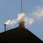 Habemus Papam: la chimenea del Vaticano lanza humo blanco, por lo que ya hay nuevo Papa