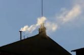 Habemus Papam: la chimenea del Vaticano lanza humo blanco, por lo que ya hay nuevo Papa