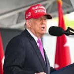 “Ojalá los tribunales me dejen seguir expulsando migrantes”: Trump