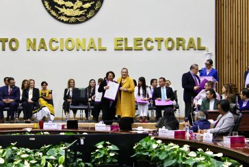 Celia Maya García recibe constancia para el Tribunal de Disciplina Judicial