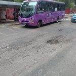 Vecinos de Tecamachalco piden atención urgente a crisis de baches y socavón en Naucalpan