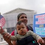 Juez emite nuevo bloqueo nacional contra decreto de Trump que busca acabar con la ciudadanía por nacimiento