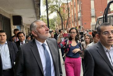 Adán Augusto recibe grito de “¡Saludos a La Barredora!” durante recorrido en el Centro Histórico