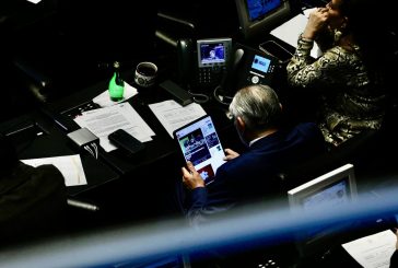 Adán Augusto carga contra fotoperiodistas tras ser sorprendido observando páginas deportivas en lugar de atender sesión