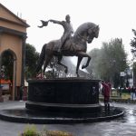 Limpian estatua, áreas verdes y zonas peatonales del Parque Simón Bolívar, un espacio emblemático de Toluca