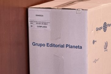 Senadores de Morena reciben cajas del libro de AMLO… y deberán venderlas para cubrir el costo