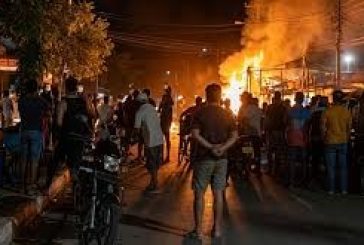 Manifestantes en Cuba lanzan piedras contra una oficina del Partido Comunista