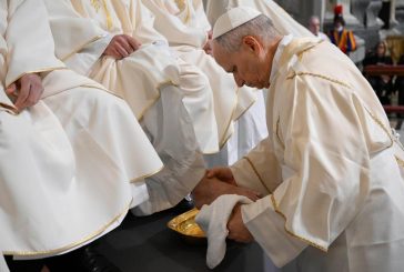 León XIV lamenta una humanidad “de rodillas” por tanta brutalidad en misa de Cena del Señor